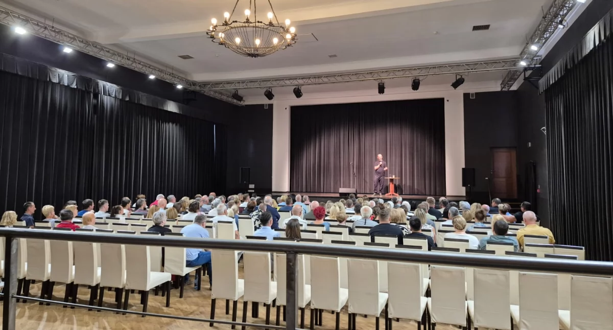 Piotr Bałtroczyk w Wołowie – wieczór, który rozbawił do łez!
