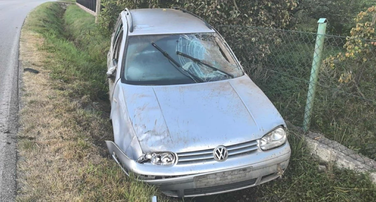 Auto w rowie w Godzięcinie. Na miejscu policja i lawety