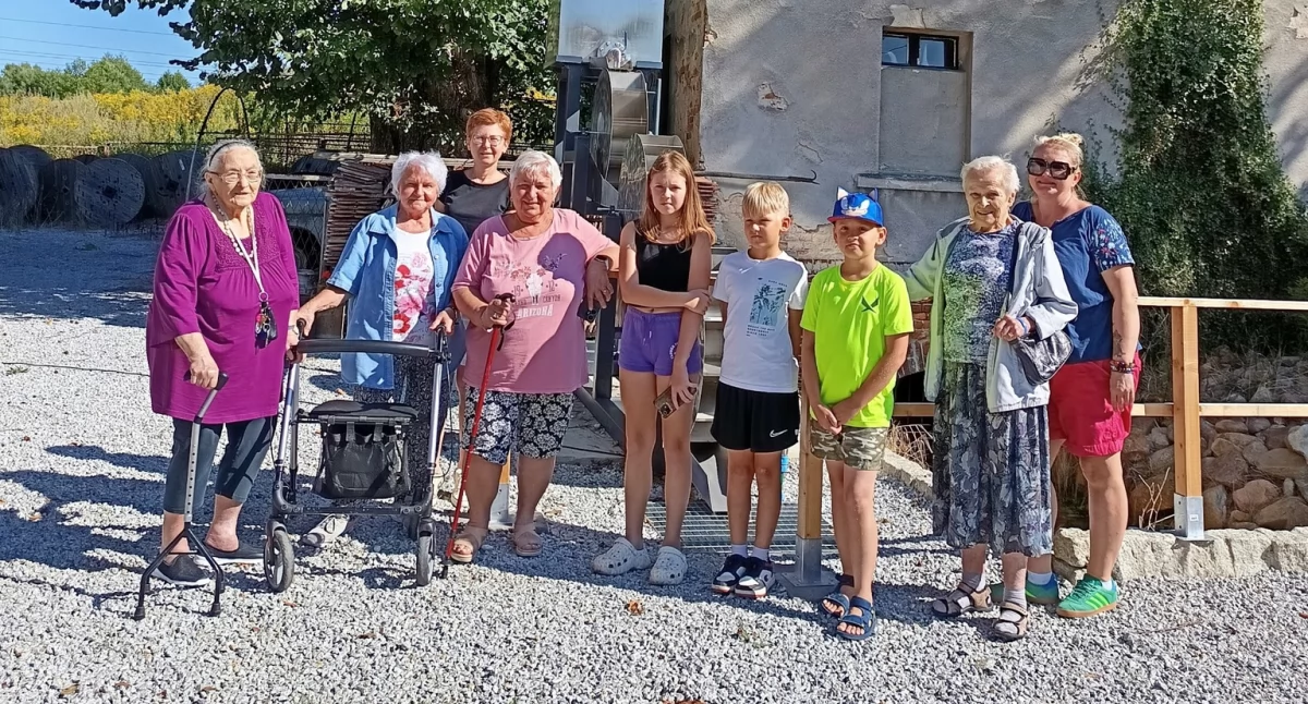 Międzypokoleniowa wizyta w zagrodzie edukacyjnej Stowarzyszenia Jodłowy Młyn 