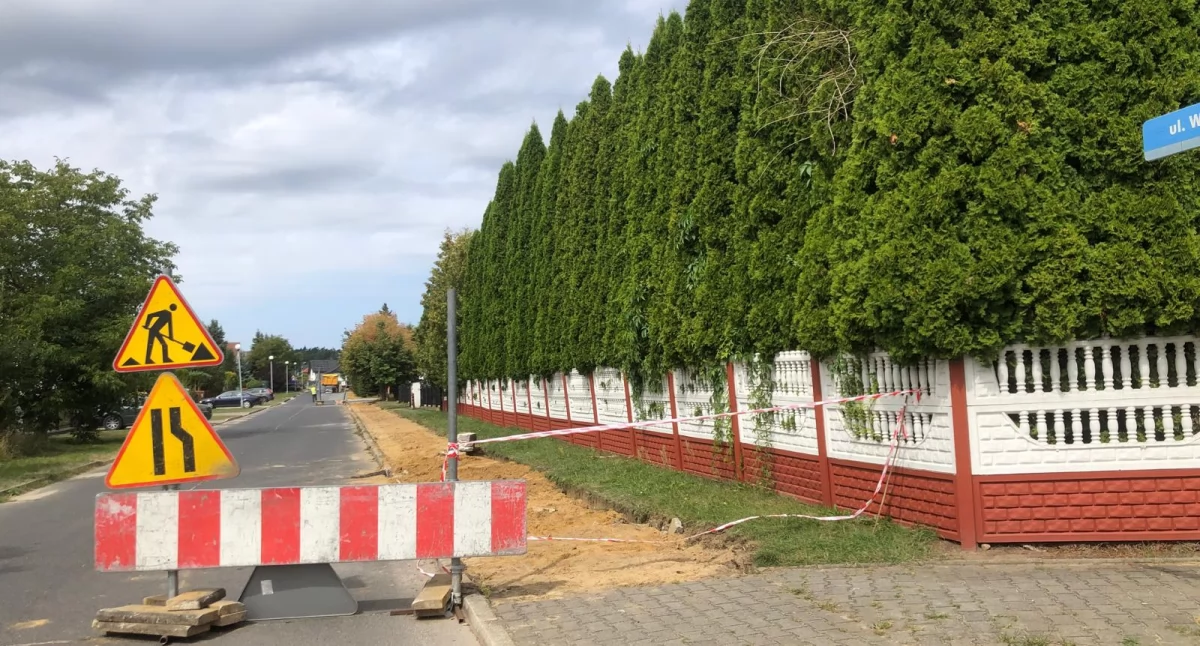 Remont chodnika na ul. Wierzbowej. Utrudnienia dla pieszych i kierowców