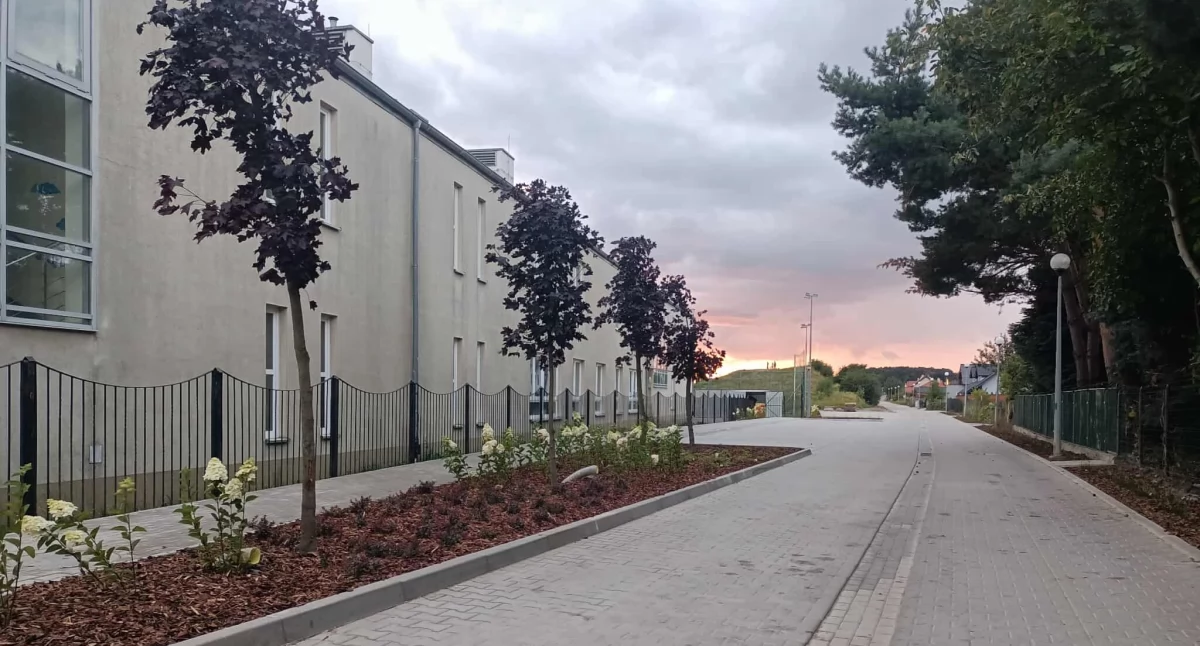 Zazieleniono ulicę Szkolną w Brzegu Dolnym