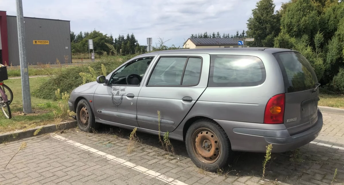 Porzucone auto na parkingu Orlen w Brzegu Dolnym. Mieszkańcy pytają: kto się nim zajmie?