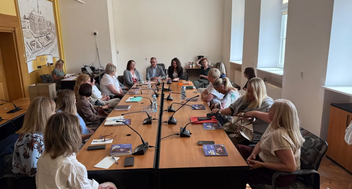 Narada z dyrektorami przed rozpoczęciem roku szkolnego 2025/2026 w gminie Brzeg Dolny