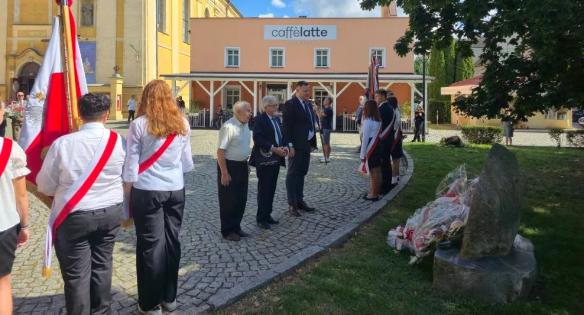 Rocznica Porozumień Sierpniowych w Wołowie. Msza i hołd pod obeliskiem [ZDJĘCIA]