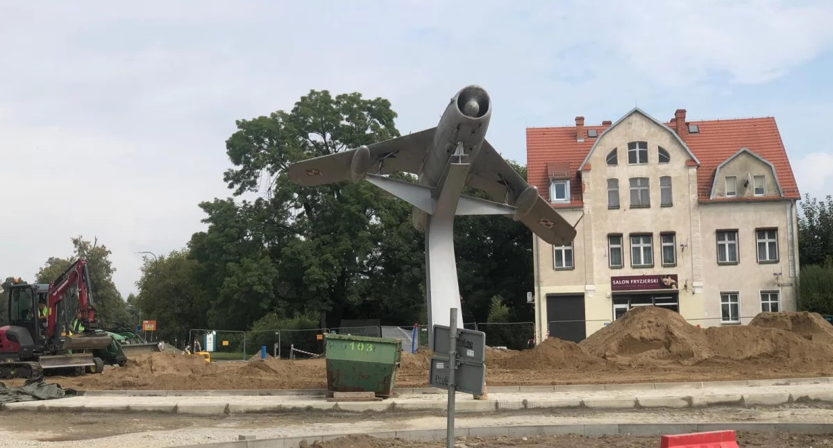 Historia pomnika-samolotu w Wołowie, który dumnie stanął na nowym rondzie
