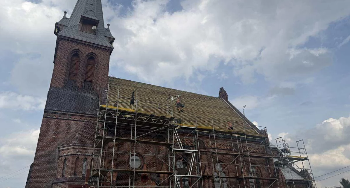 Remont dachu kościoła w Radeczu trwa