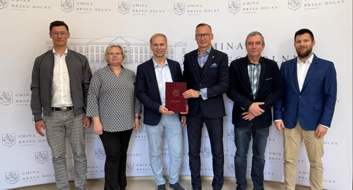 Nowe boisko dla ZSP nr 2 w Brzegu Dolnym. Umowa podpisana – wartość inwestycji to ponad milion złotych