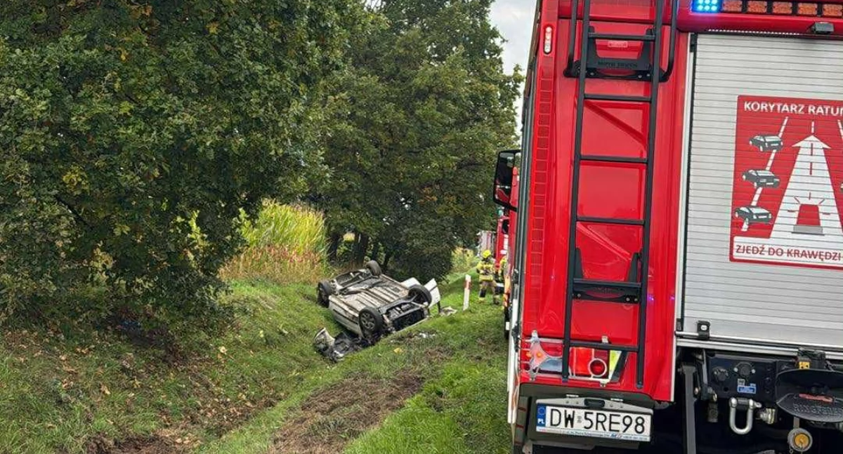 Dachowanie samochodu między Małowicami a Ścinawą