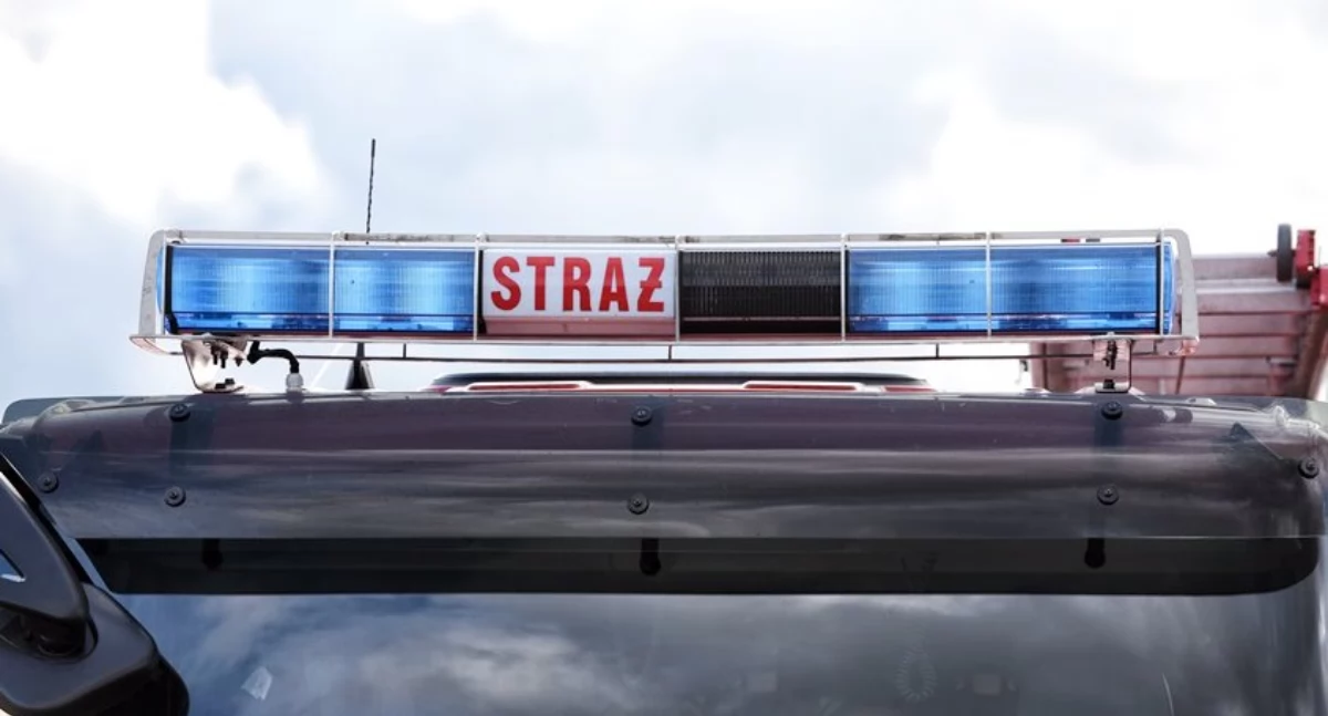 Policjanci i strażacy uratowali rowerzystę w Wołowie