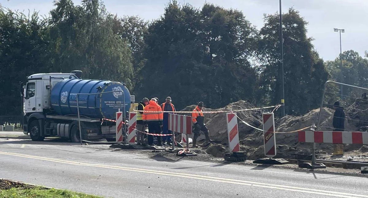 Usuwali awarię w wodzie, błocie i zimnie. Udało się, woda wróciła do domów mieszkańców Wołowa