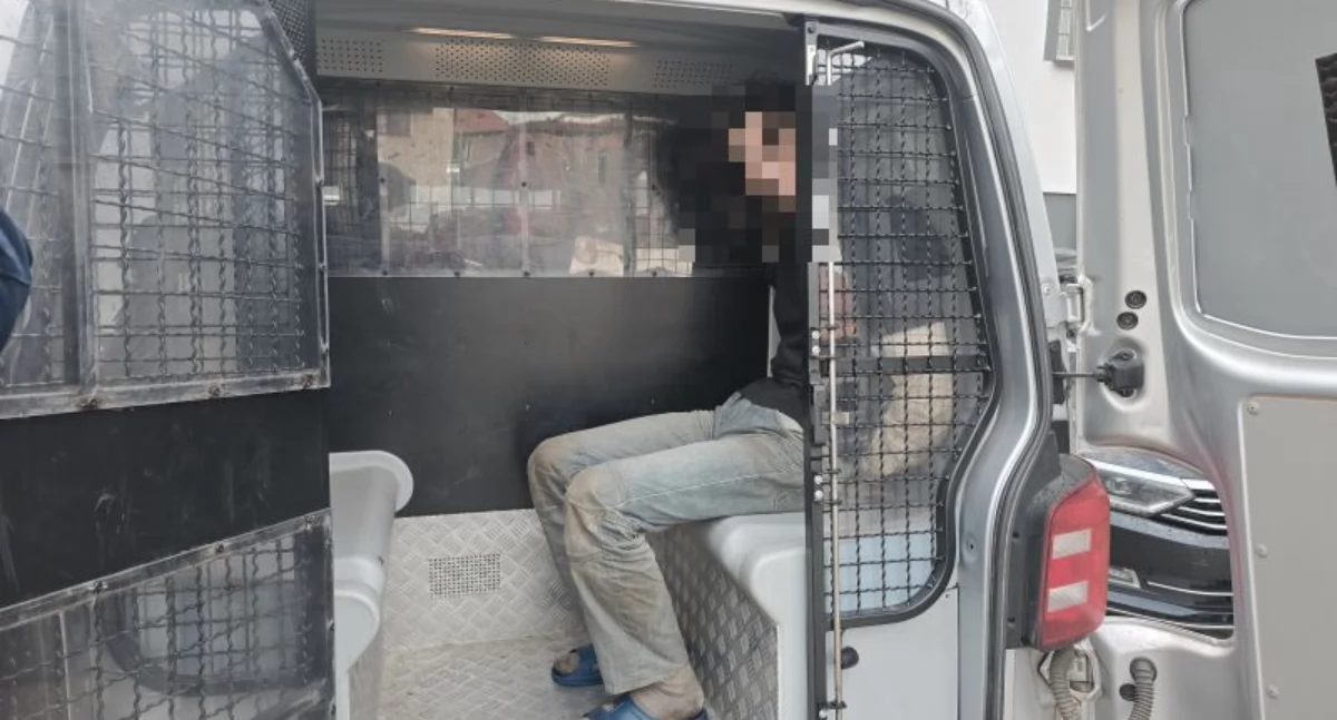 Szałas w lesie kryjówką agresywnego 34-latka. Policjantka raniona nożem – sprawca w areszcie