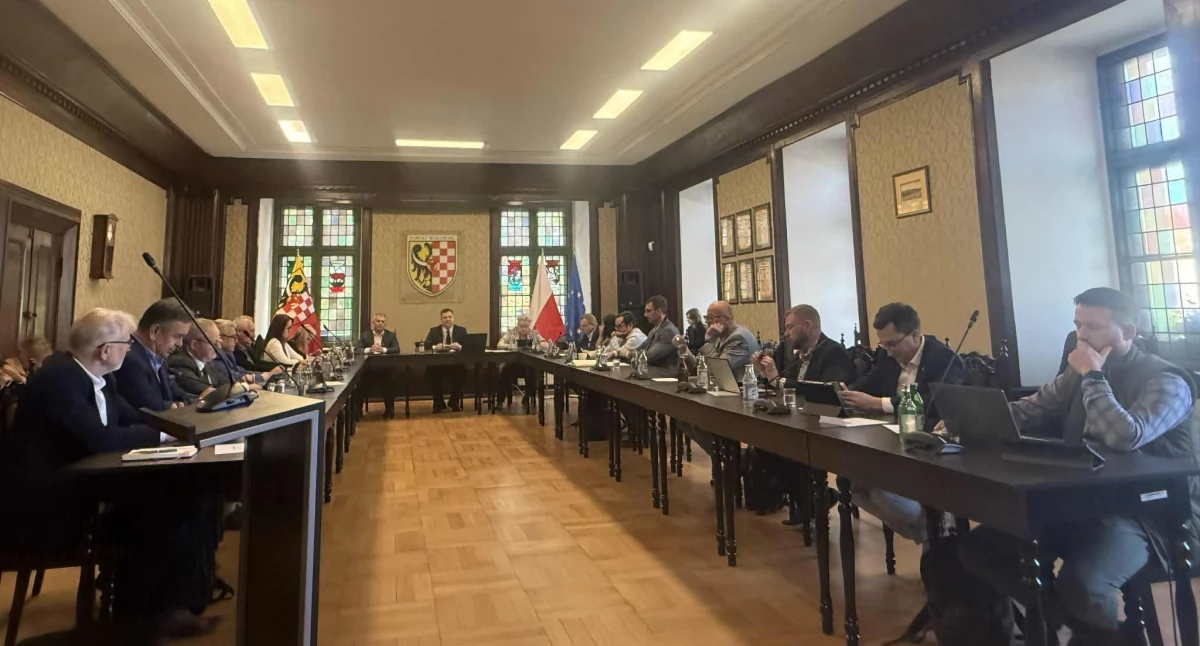 Dyskusja o PCM zdominowana przez polityczne emocje