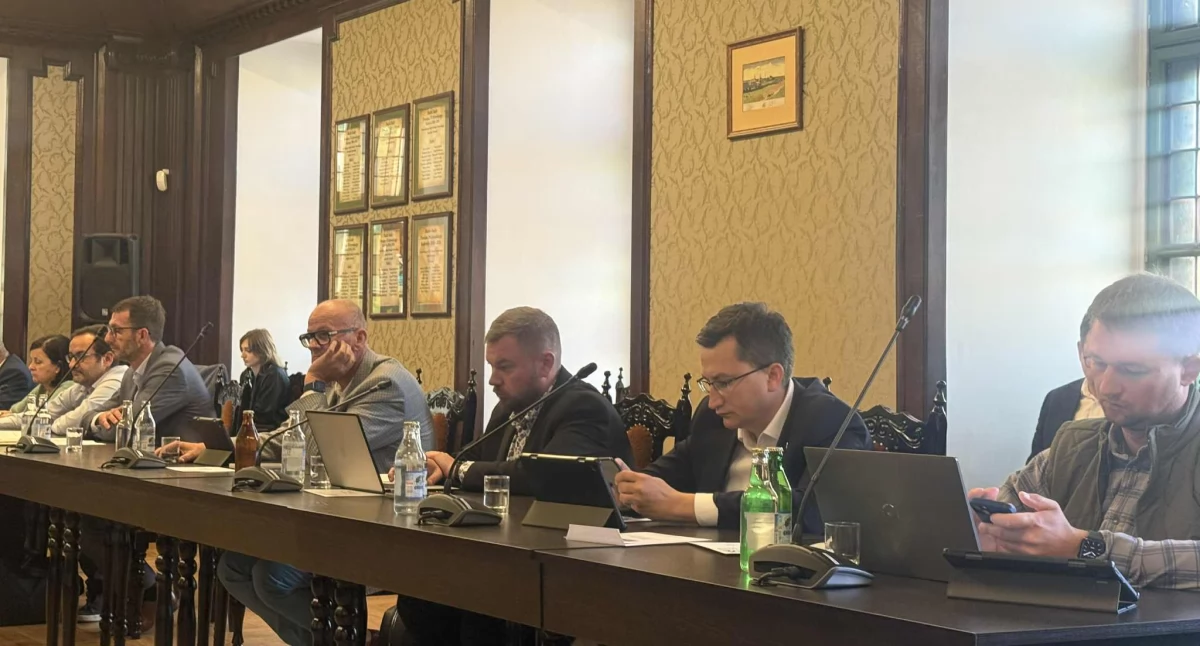 Profil to nie portal. Internetowa awantura na sesji Rady Powiatu i pytania o używanie herbu powiatu i sztucznej inteligencji 