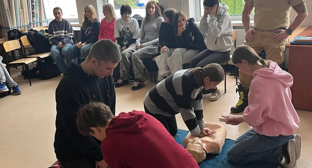 Bicie rekordu w resuscytacji – uczniowie z Brzegu Dolnego w ogólnopolskiej akcji