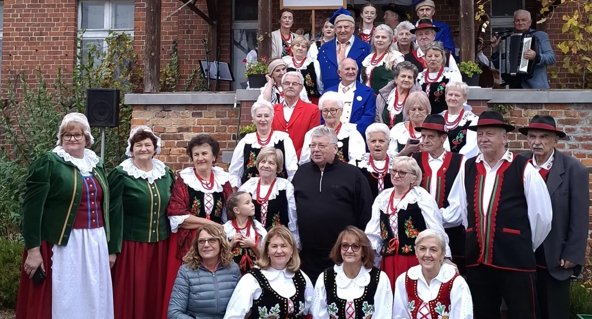 Już od 10 lat w Warzęgowie NA GANKU rozbrzmiewa muzyka  w wykonaniu kapel ludowych