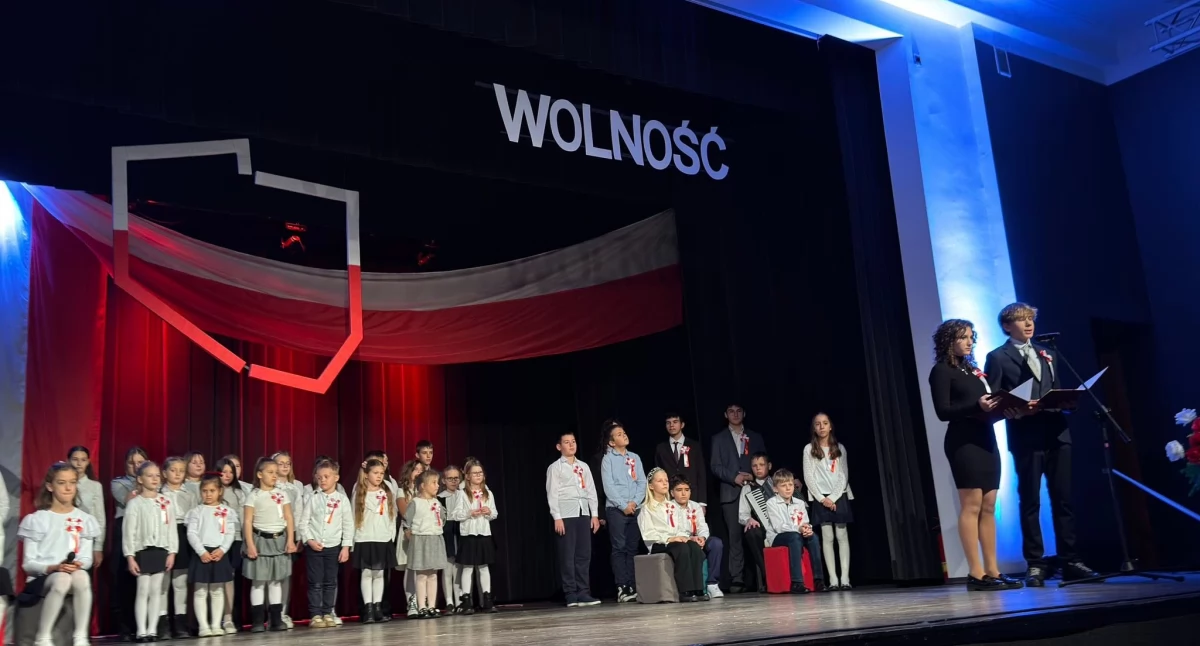Młodzi wołowianie uczcili Niepodległość na scenie WOK