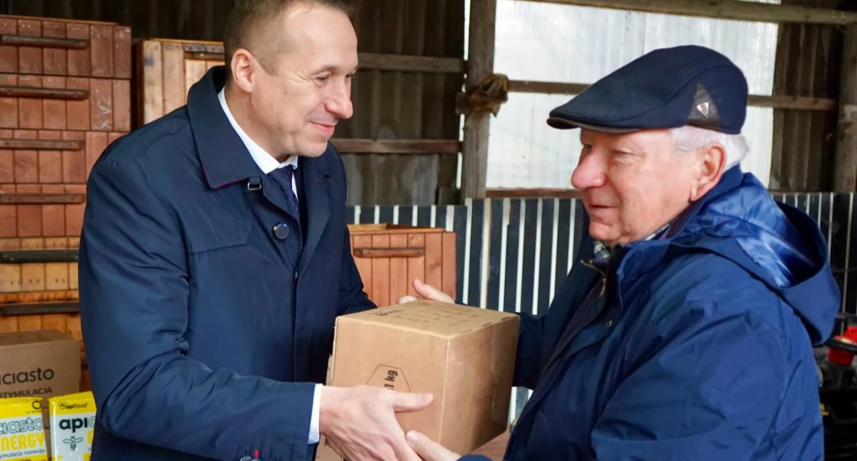 Dolny Śląsk wspiera pszczelarzy – Samorząd przekazuje ciasto pszczele