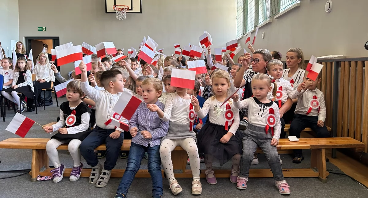 „Niepodległość znaczy wolność – słowo najpiękniejsze…”. Uczniowie z Krzelowa uczcili Święto Niepodległości  