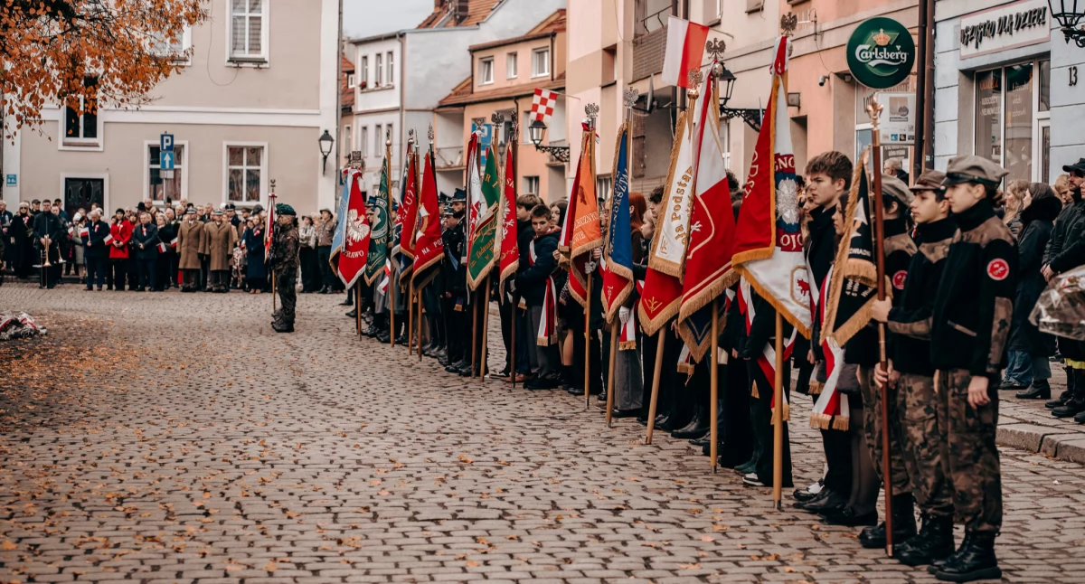 Wołów świętował Niepodległość. Salwa honorowa, kwiaty i biało-czerwone flagi na rynku
