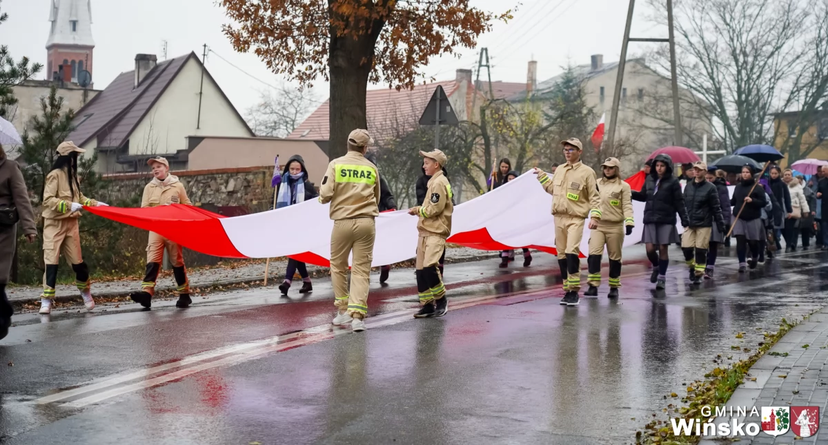 Wińsko uczciło Święto Niepodległości – wspólna modlitwa, muzyka i biało-czerwony marsz pamięci