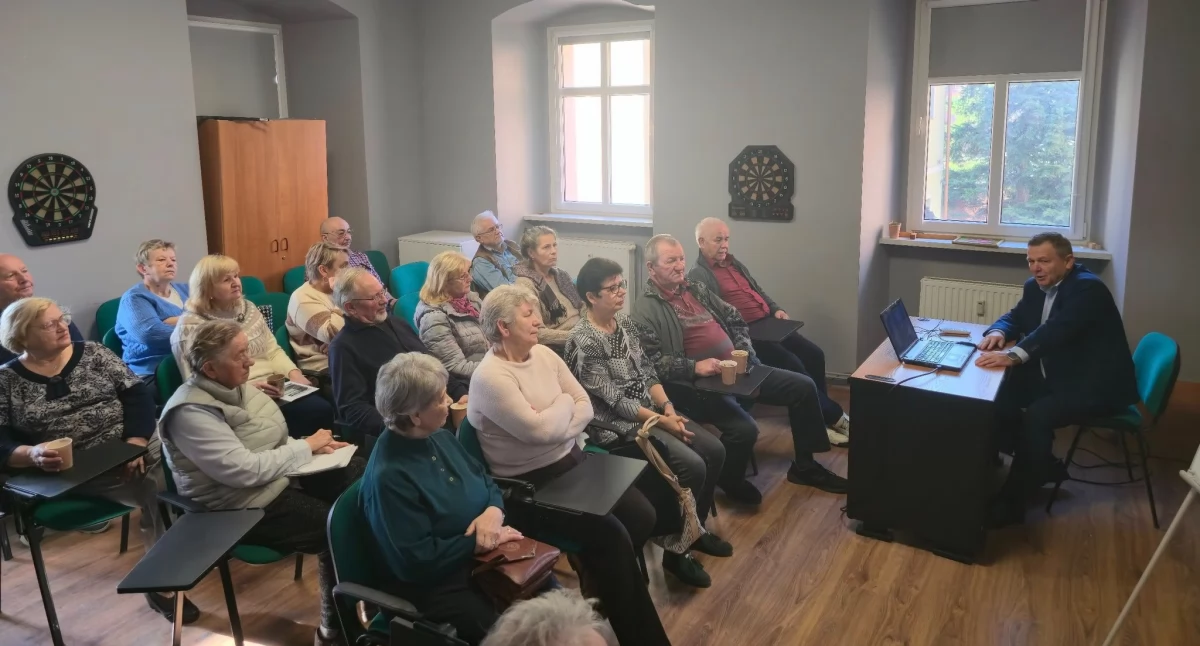 Starosta spotkał się z seniorami. Rozmowa o potrzebach mieszkańców i międzypokoleniowym dialogu