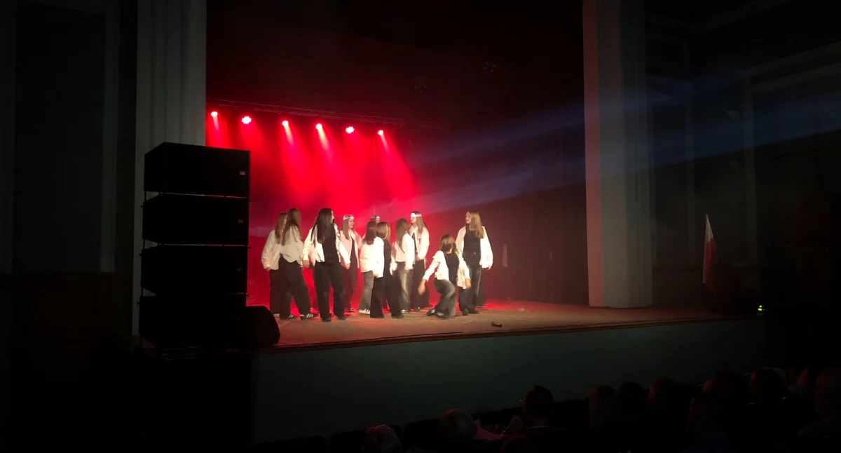  Patriotyczny koncert Zespołu Szkolno-Przedszkolnego nr 3 w Brzegu Dolnym – galeria zdjęć z Dolnobrzeskiego Ośrodka Kultury