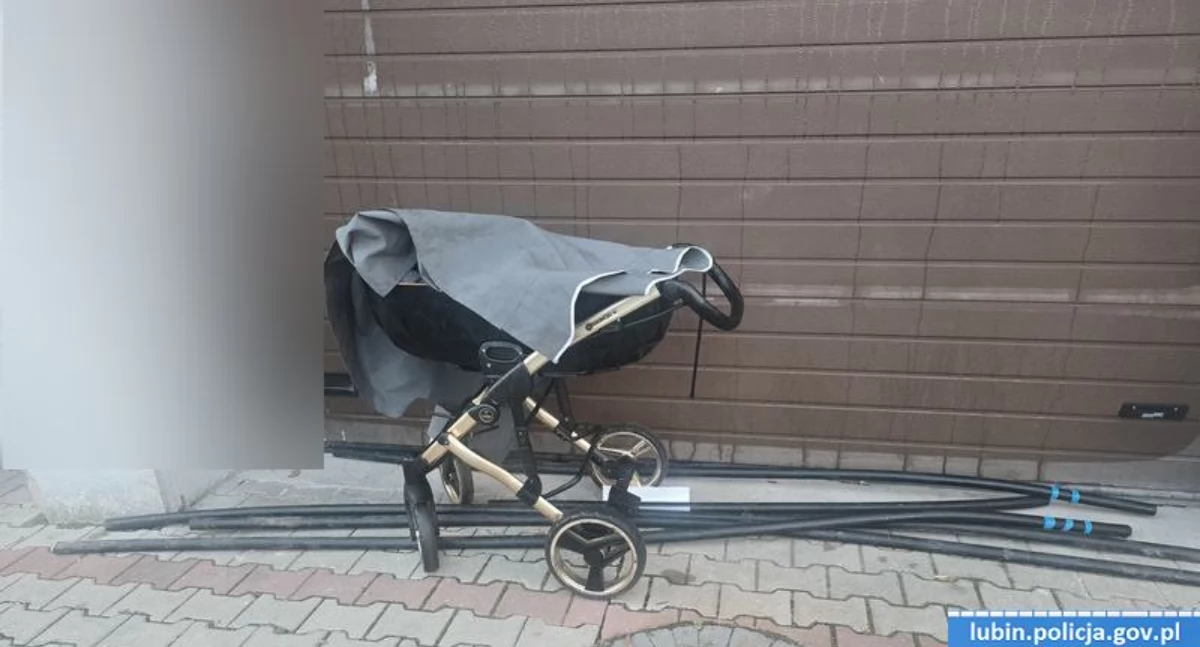 Niecodzienny widok w środku nocy. 30-latek pchał wózek dziecięcy pełen kabli