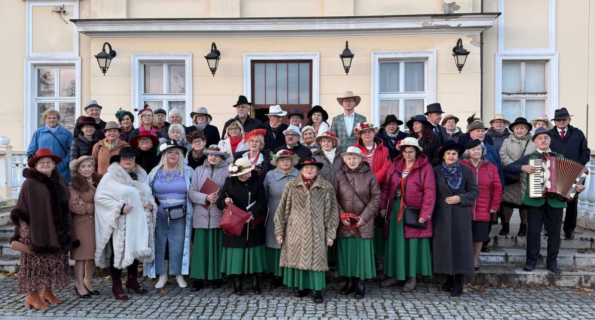 Pierwsza Dolnobrzeska Senioriada za nami! Parada Kapeluszy, występy artystyczne i pokaz mody podbiły serca mieszkańców