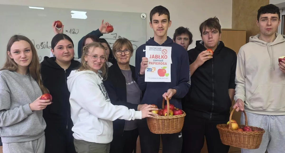 „Jabłko zamiast papierosa”. Uczniowie ZSZ w Wołowie przypominają, że rzucenie palenia naprawdę się opłaca