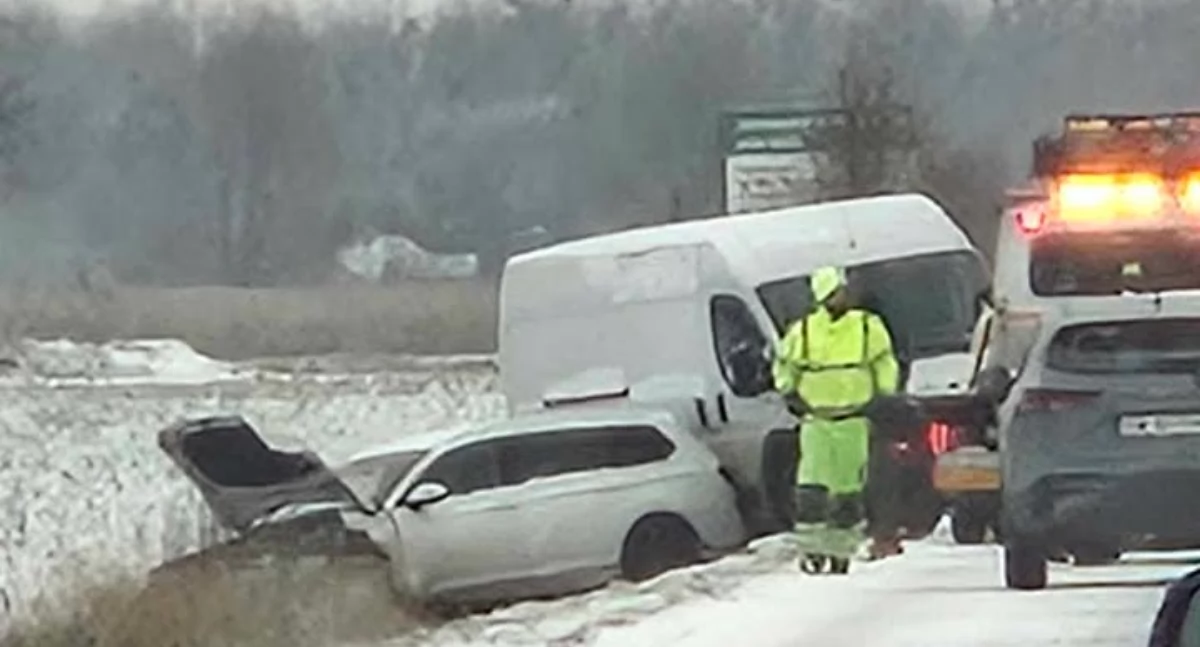 Zima znów zaskoczyła kierowców? Między Wołowem a Brzegiem Dolnym bardzo ślisko, pierwsze auta w rowach