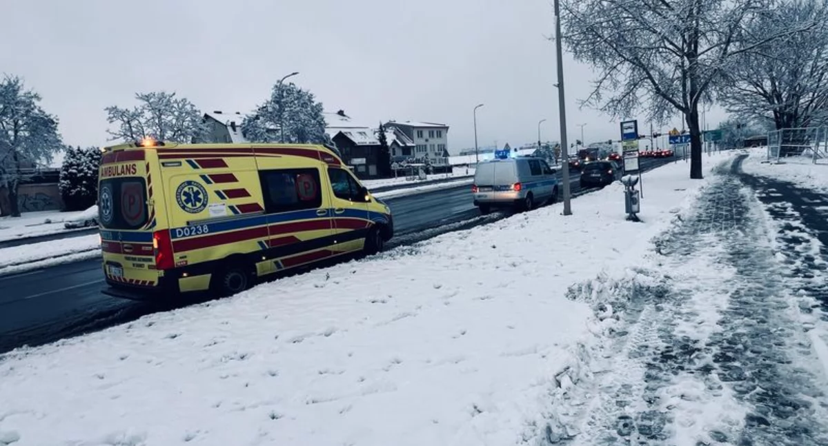 Nie dostosowała prędkości do warunków na drodze. 7-latka trafiła do szpitala