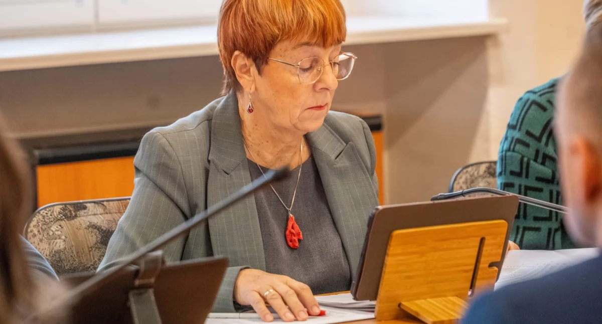 Co wydarzyło się na sesji w Brzegu Dolnym? O mediach, odpowiedzialności i granicach, których samorząd nie powinien przekraczać