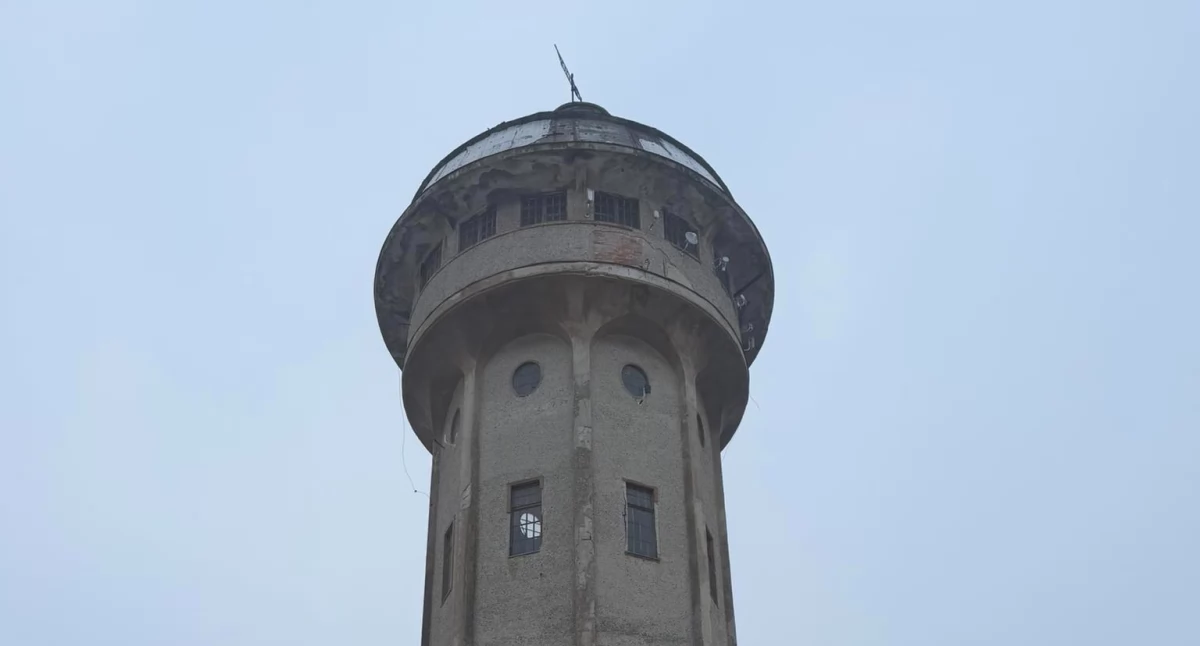 Ruszyła wymiana poszycia dachowego wołowskiej Wieży Ciśnień