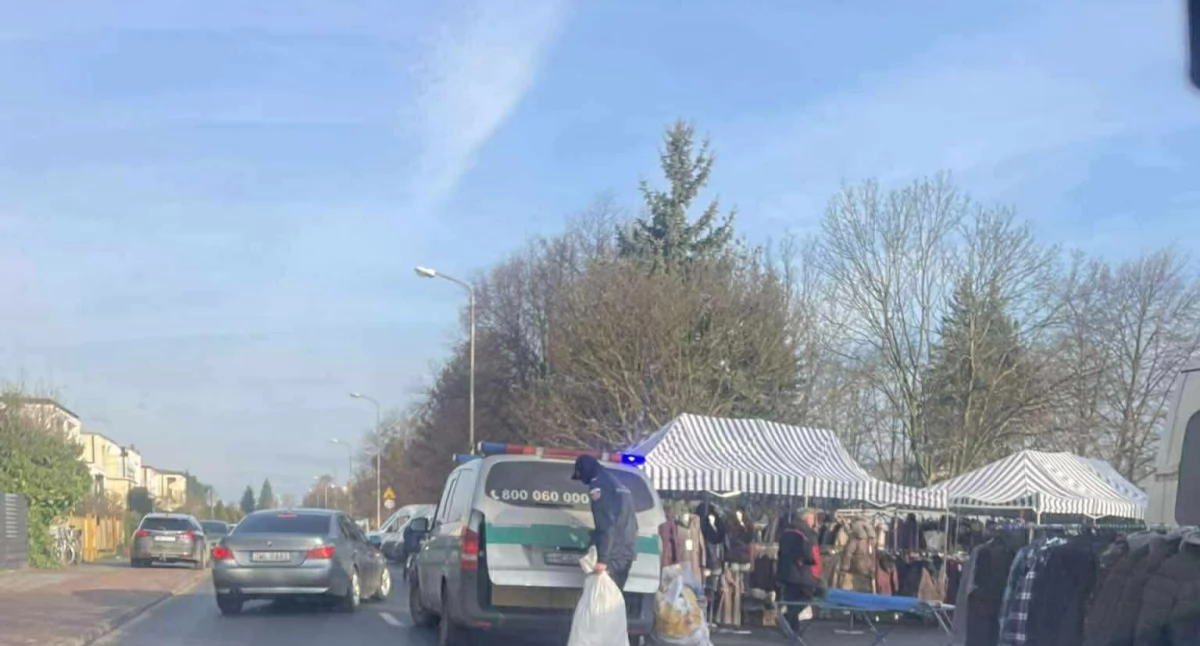 Akcja na targowisku w Brzegu Dolnym. Nielegalny towar przejęła policja celno- skarbowa? 