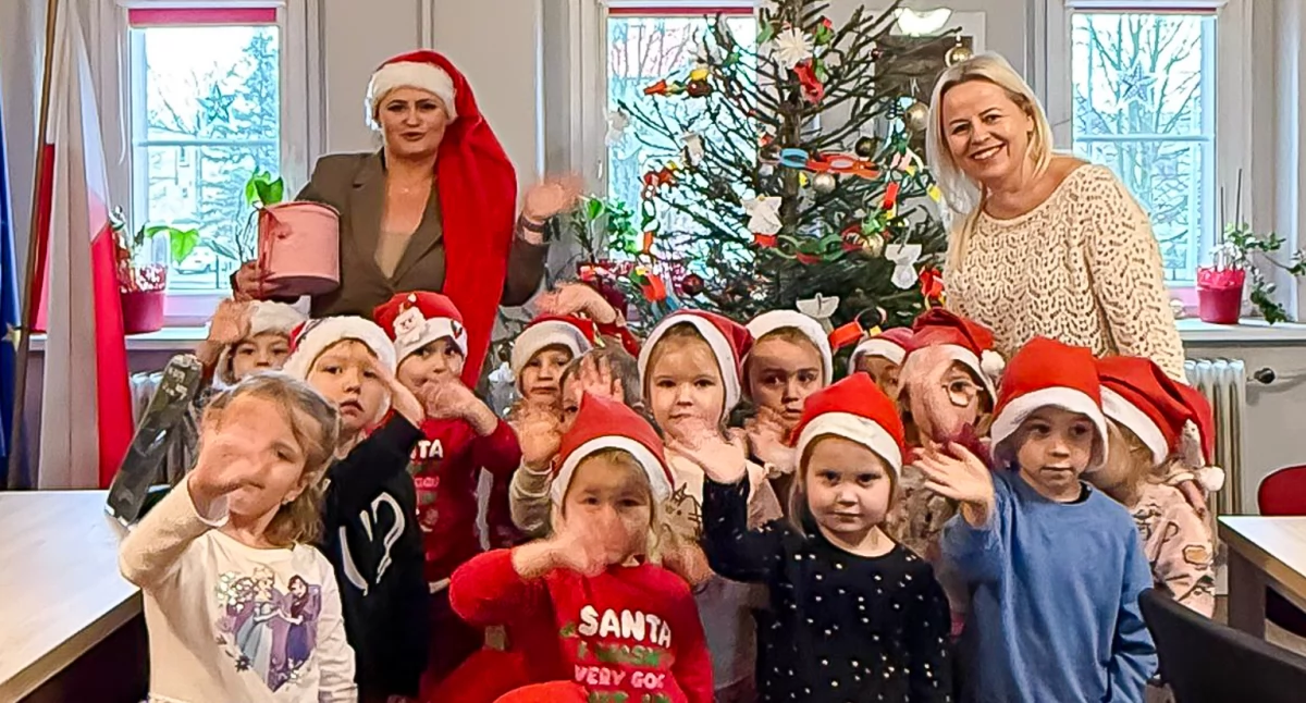 Przedszkolaki ubierały choinkę w Urzędzie Gminy Wińsko. Radosna wizyta najmłodszych mieszkańców