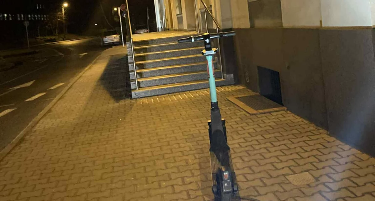 Porzucone hulajnogi blokują chodniki. Starsi mieszkańcy apelują do młodzieży: „Myślcie o innych!”