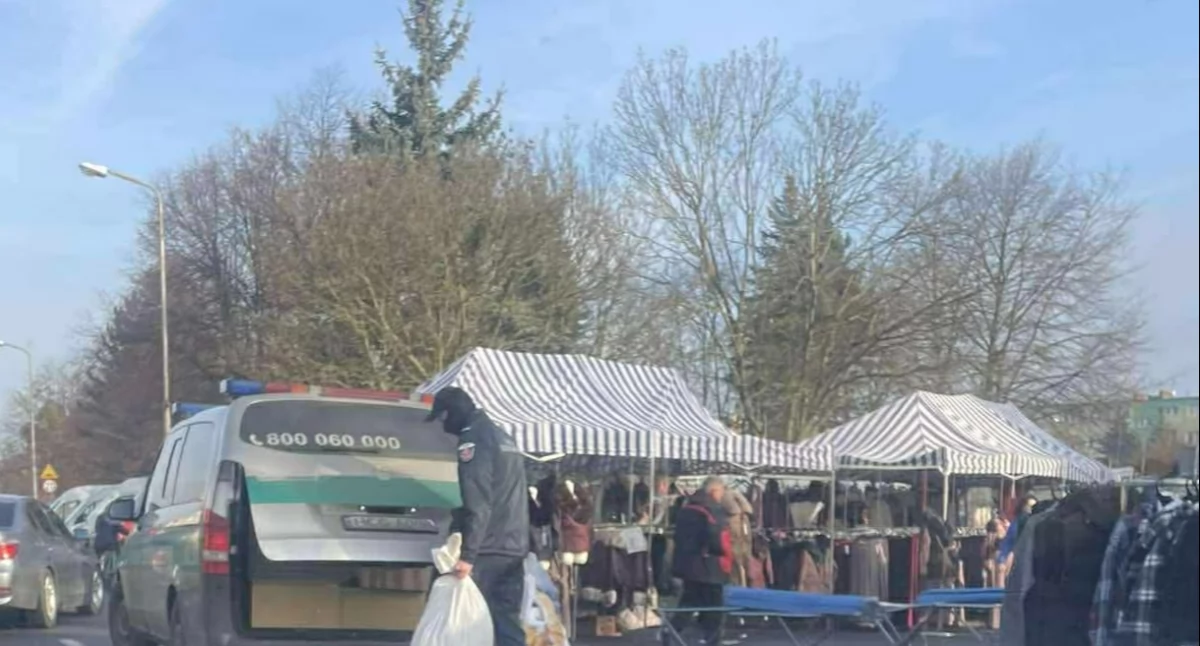 Akcja Służby Celno-Skarbowej na targowisku w Brzegu Dolnym. Zabezpieczono ponad 700 sztuk nielegalnej odzieży