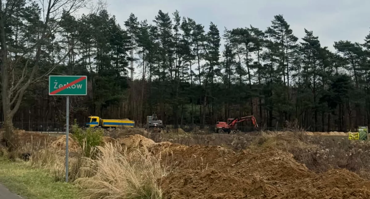 Żerków się rozbudowuje. Nowe działki na sprzedaż i prace przygotowawcze przy wjeździe do wsi