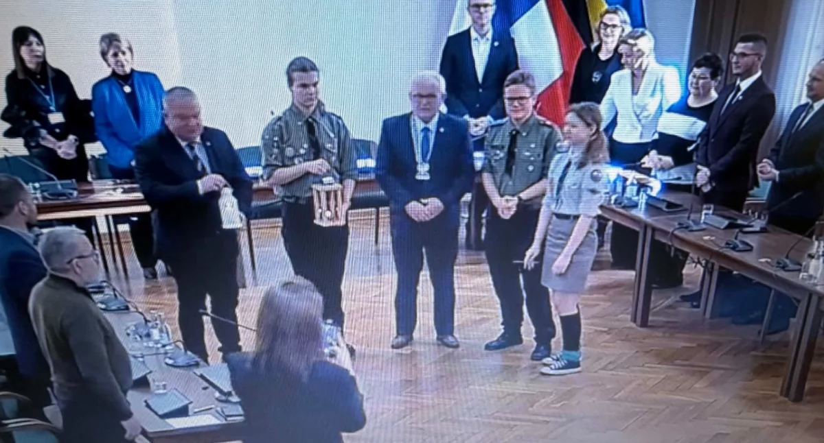 Światełko Pokoju na sesji Rady Miejskiej w Wołowie. Harcerze przekazali symbol pokoju i jedności