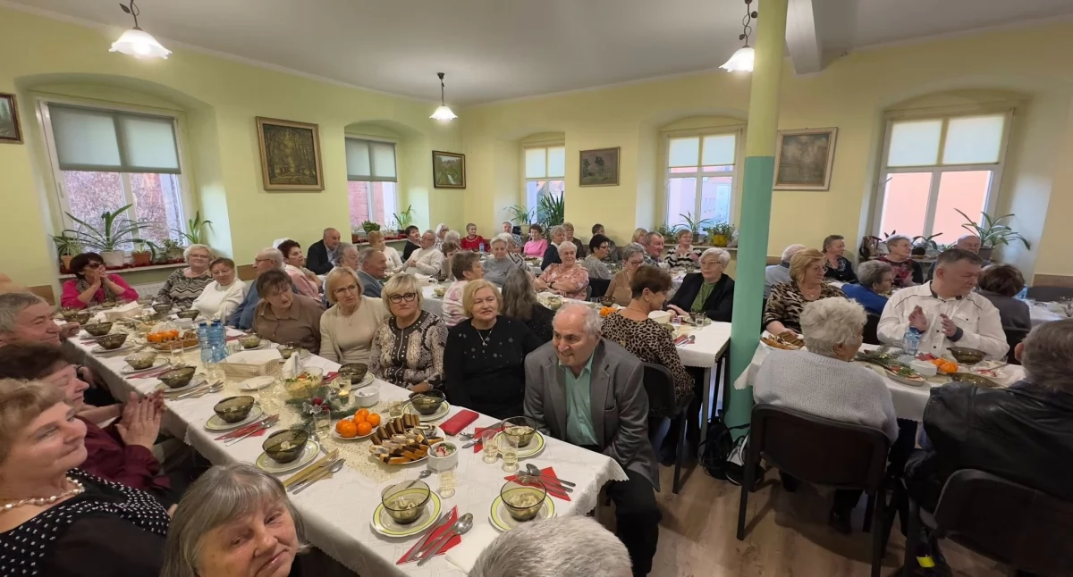 Opłatkowe spotkanie seniorów w Wołowie z udziałem burmistrza i starosty