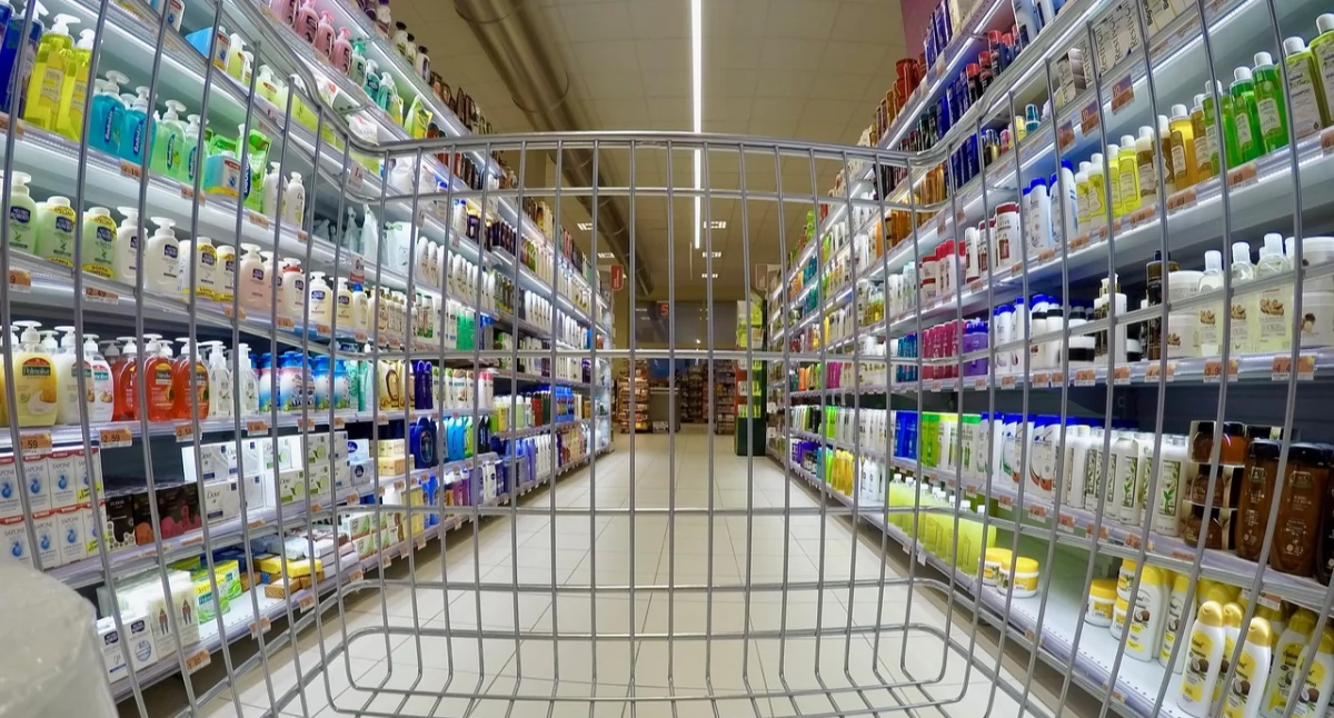 Kradł luksusowe perfumy w  drogeriach. 25-latek usłyszał siedem zarzutów