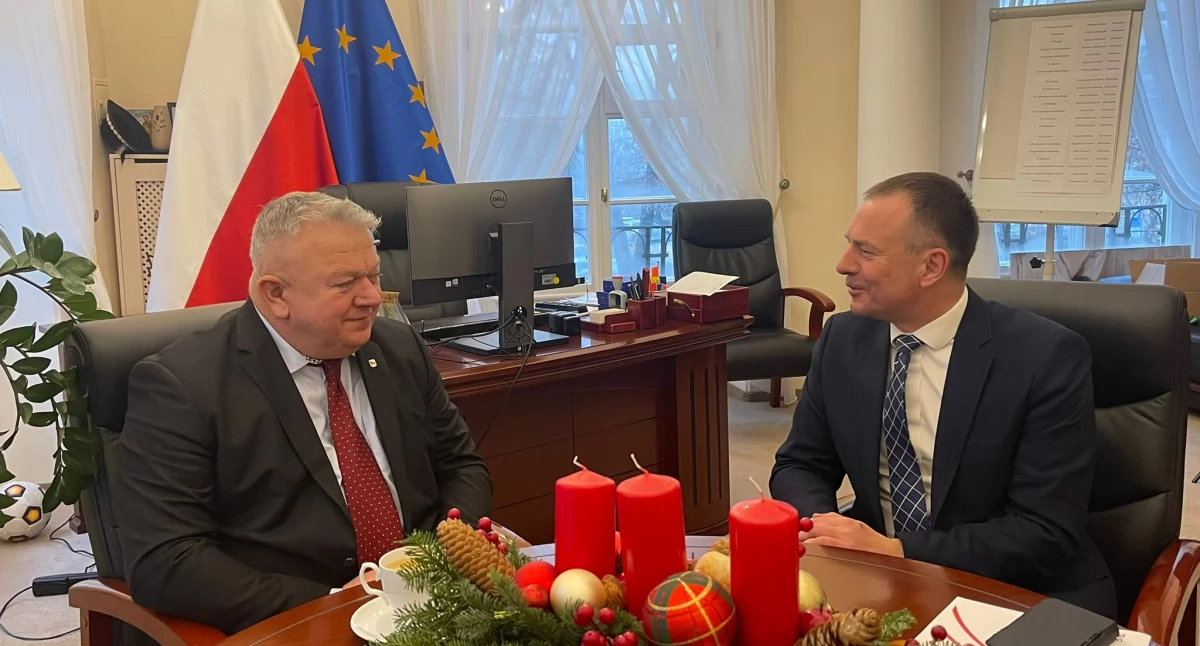 Burmistrz Wołowa Dariusz Chmura rozmawiał w Warszawie o dofinansowaniu hali sportowej