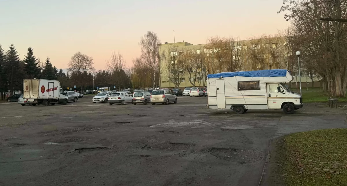 Brzeg Dolny: radni przeciw sprzedaży parkingu. Burmistrz przedstawia swoje rozwiązania