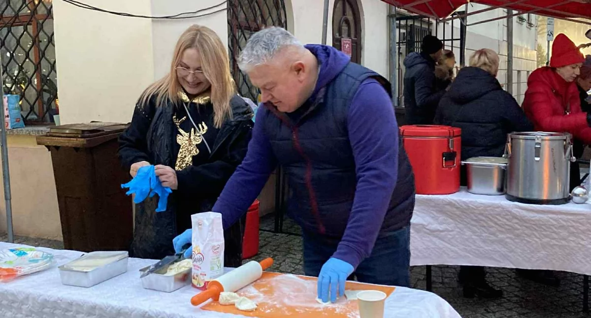 Trwa wigilia społeczna na wołowskim Rynku. Wspólne kolędowanie i ciepły posiłek dla mieszkańców