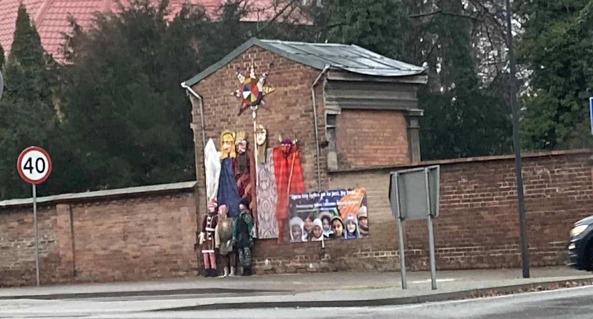 Wołowscy kolędnicy pojawili się w centrum miasta. Świąteczna instalacja przy ul. Piłsudskiego