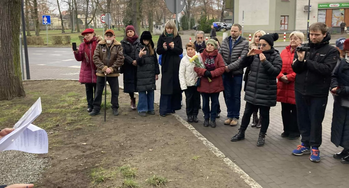 Wołów. Odsłonięcie tablicy pamięci w parku przy ul. Piłsudskiego