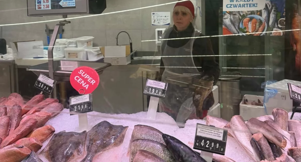 Karp na święta z marketu. Dlaczego dziś kupujemy gotowe ryby, a nie żywe w beczkach?