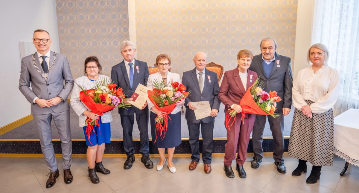 Medale prezydenckie dla trzech par obchodzących 50 lat małżeństwa wręczone w Brzegu Dolnym