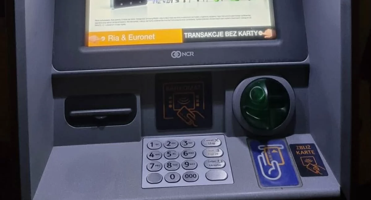 Polacy coraz rzadziej podchodzą do bankomatów. Liczba urządzeń szybko spada, a ich rolę mają wkrótce przejąć sklepy, w których wypłacimy gotówkę przy kasie