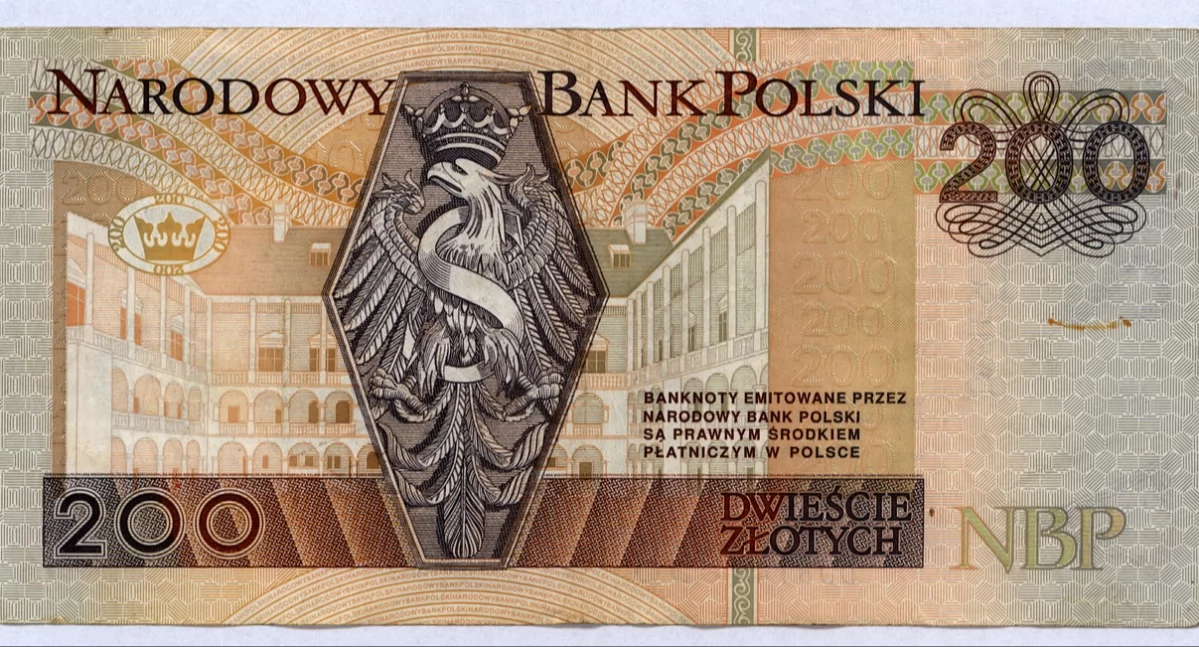 Pieniądze znalezione przy sklepie. Właściciel może je odebrać